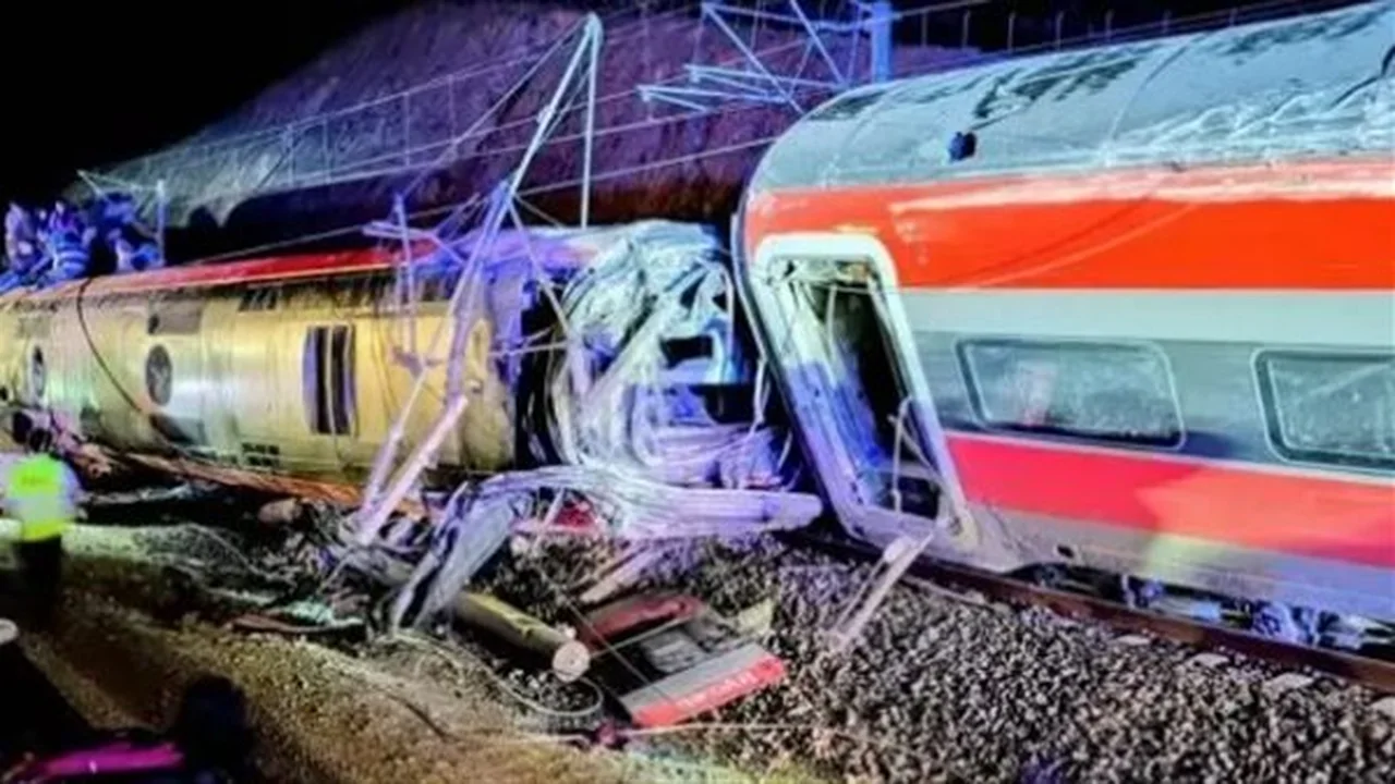 حادث قطار برشلونة.. مصرع شخص وإصابة العشرات بعد انحراف العربات عن المسار الطبيعي